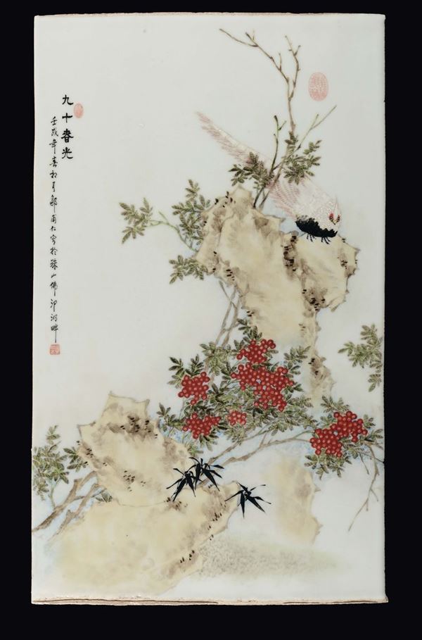 Quattro placche in porcellana policroma raffiguranti ognuna una specie di volatile diversa tra rami fioriti, Cina, XX secolo