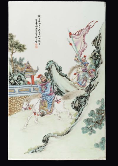 Placca in Porcellana Policroma Raffigurante Scena di Battaglia, Cina, XX Secolo