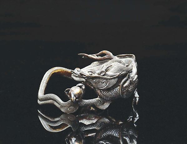 Scultura di drago in bronzo a forma di anello, Cina, Dinastia Qing, XIX secolo