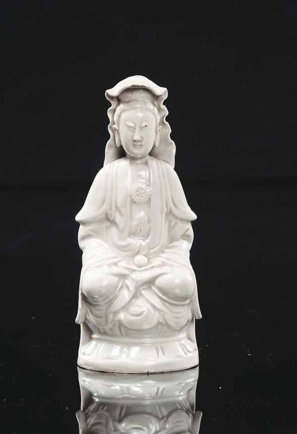 Figura di Guanyin seduta su fiore di loto in porcellana Blanc de Chine, Cina, XX secolo