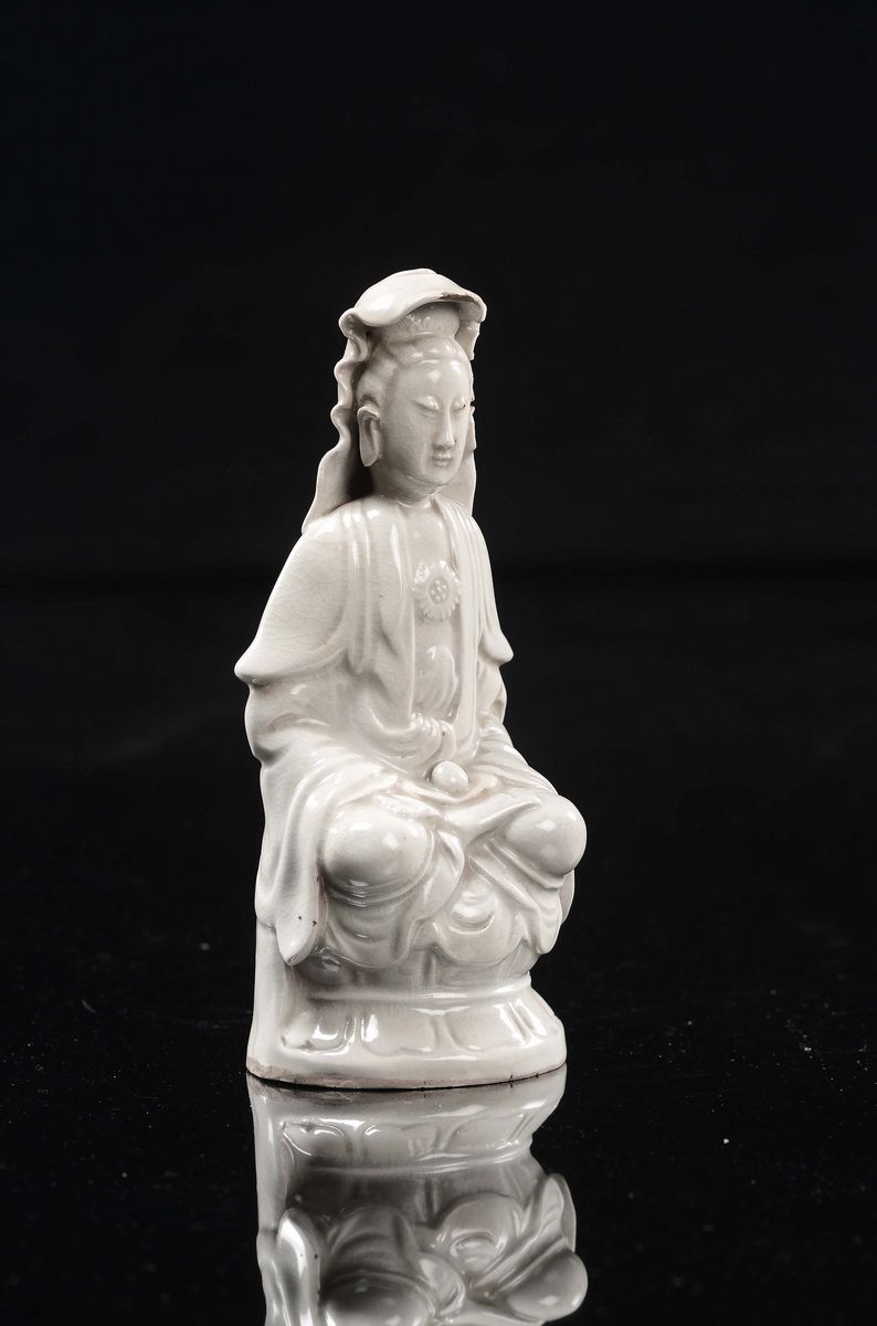 Figura di Guanyin Seduta su Fiore di Loto in Porcellana Blanc De Chine, Cina, XX Secolo