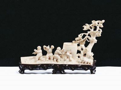 Piccola Scultura in Avorio Raffigurante Fanciulli che Giocano Sotto un Albero, Cina, Inizio XX Se...