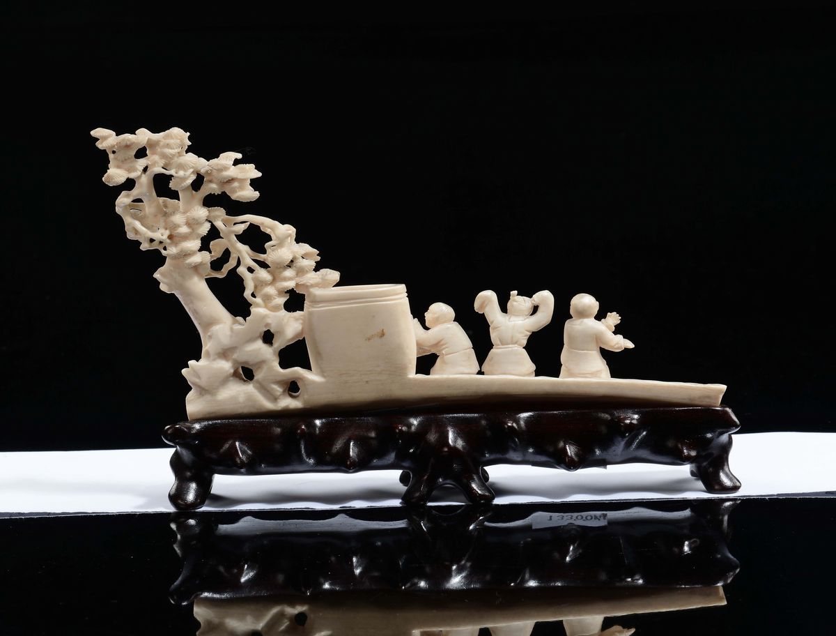 Piccola Scultura in Avorio Raffigurante Fanciulli che Giocano Sotto un Albero, Cina, Inizio XX Se...