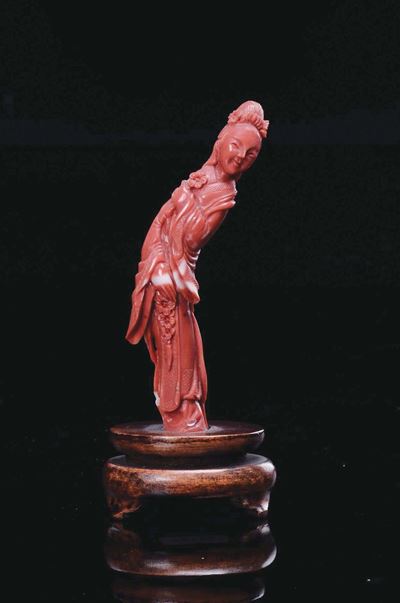 Piccola Figura di Guanyin con Fiore in Mano Scolpita in Corallo, Cina, Inizio XX Secolo