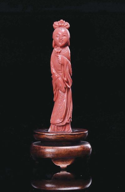 Piccola Figura di Guanyin con Fiore tra le Mani Scolpita in Corallo, Cina, Inizio XX Secolo