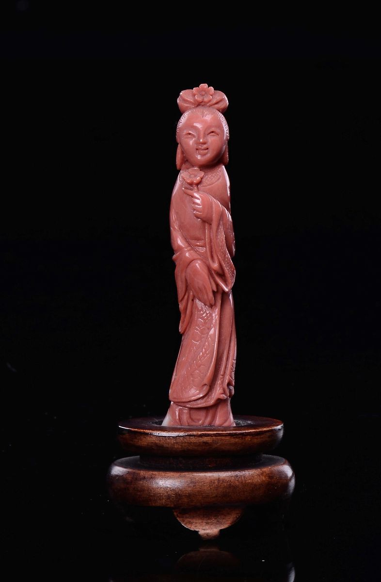 Piccola Figura di Guanyin con Fiore tra le Mani Scolpita in Corallo, Cina, Inizio XX Secolo