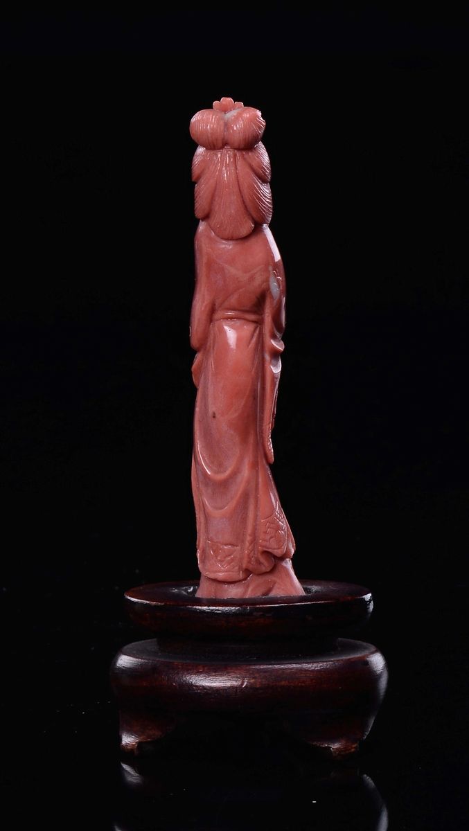 Piccola Figura di Guanyin con Fiore tra le Mani Scolpita in Corallo, Cina, Inizio XX Secolo