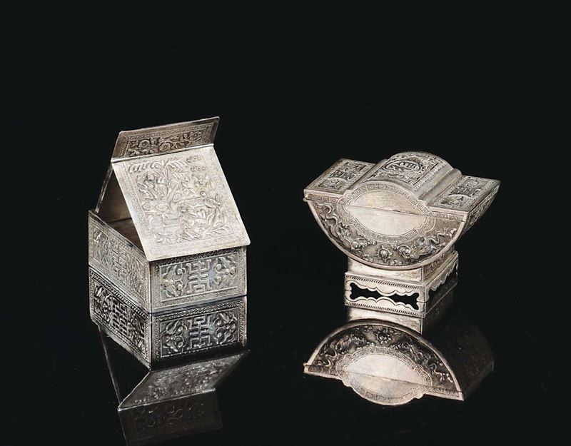 Coppia di piccole scatole in argento con incisione di ideogrammi e Guanyin, Cina, Dinastia Qing, XIX secolo  - Asta Chinese Works of Art - Cambi Casa d'Aste