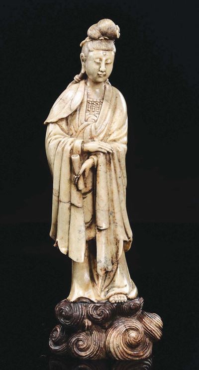 Guanyin Scolpita in Pietra con Pergamena in Mano, Cina, Dinastia Qing, XIX Secolo
