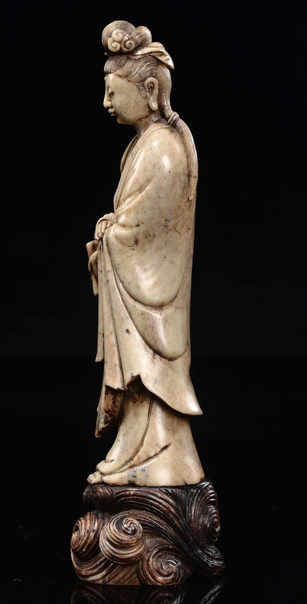 Guanyin Scolpita in Pietra con Pergamena in Mano, Cina, Dinastia Qing, XIX Secolo