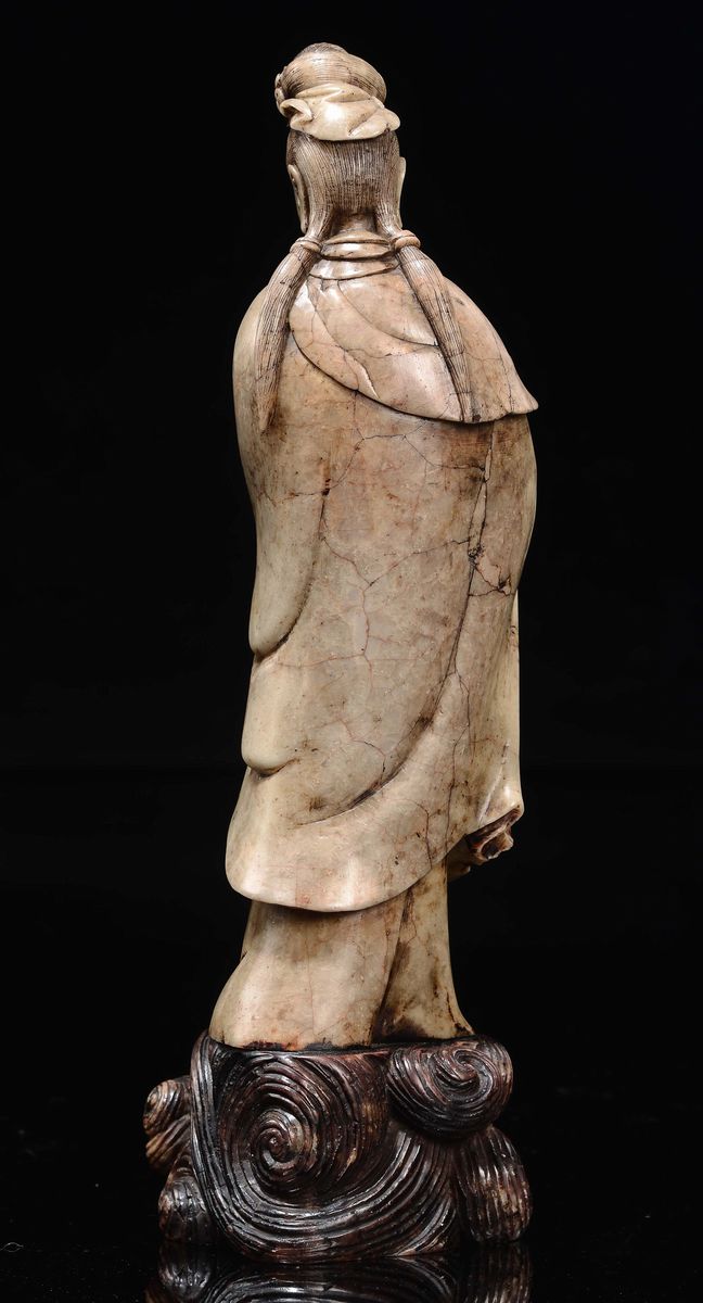 Guanyin Scolpita in Pietra con Pergamena in Mano, Cina, Dinastia Qing, XIX Secolo