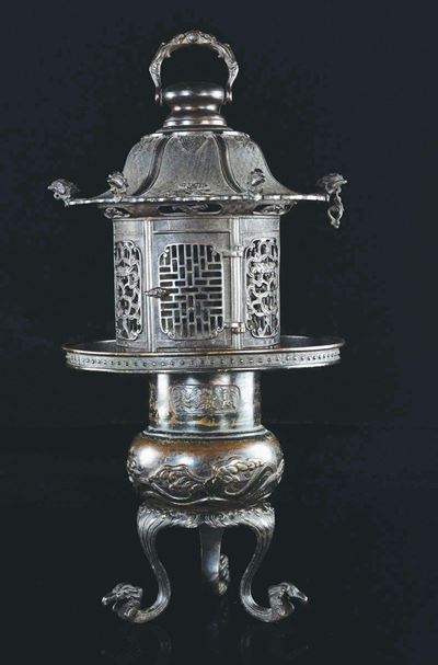 Lanterna a Forma di Pagoda in Bronzo Traforato con Manico, Alzata Tripode e Vasetto Porta Candela...
