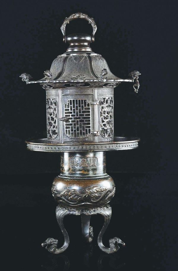 Lanterna a forma di pagoda in bronzo traforato con manico, alzata tripode e vasetto porta candela con iscrizioni, Cina, Dinastia Qing, XVIII secolo