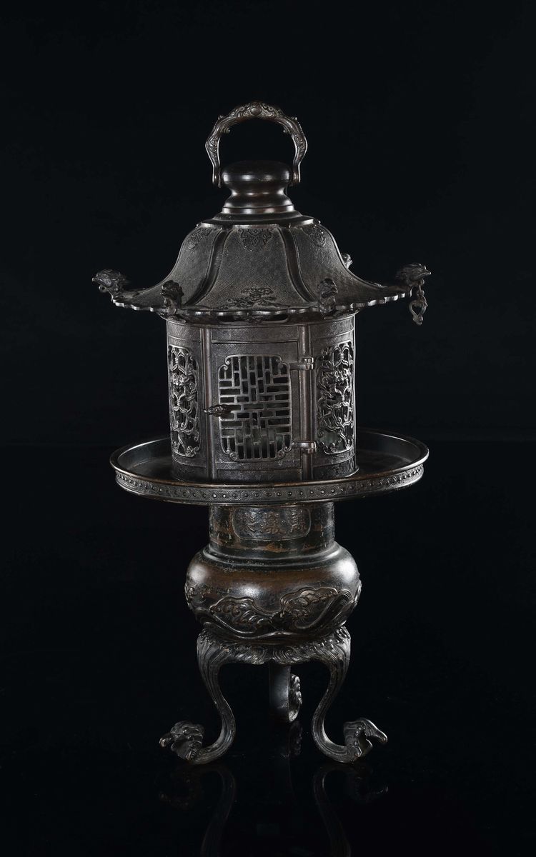 Lanterna a Forma di Pagoda in Bronzo Traforato con Manico, Alzata Tripode e Vasetto Porta Candela...