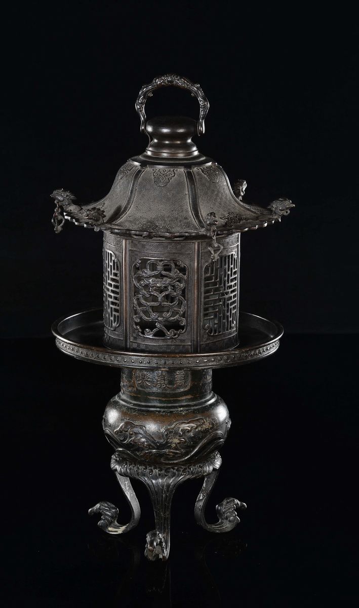 Lanterna a Forma di Pagoda in Bronzo Traforato con Manico, Alzata Tripode e Vasetto Porta Candela...