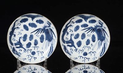 Coppia di Piattini in Porcellana Bianca e Blu con Drago e Fenice, Cina, Dinastia Qing, Epoca Kang...
