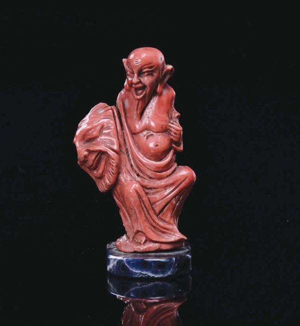 Piccola scultura in corallo raffigurante saggio con maschera satirica in mano, Cina, inizio XX secolo