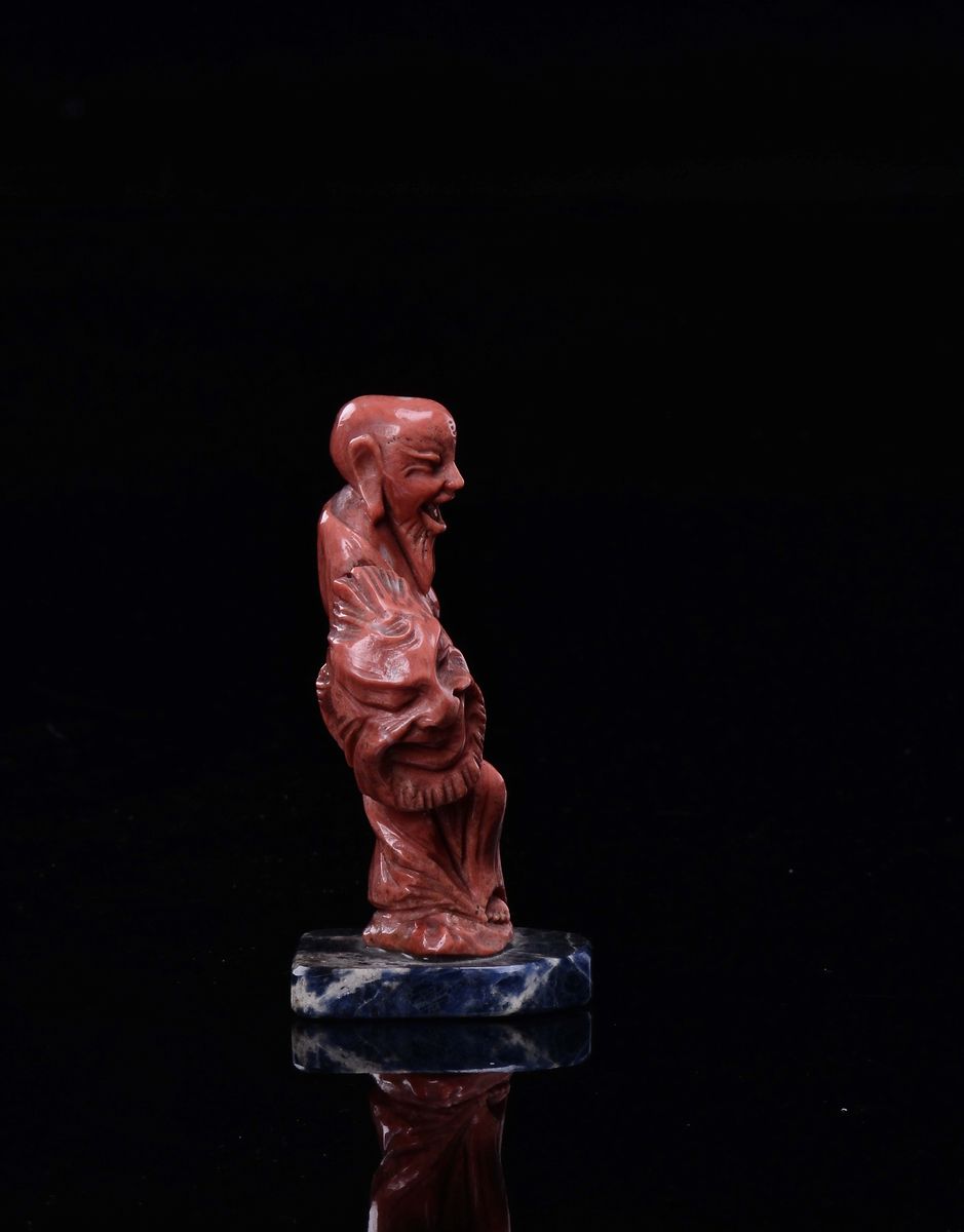 Piccola Scultura in Corallo Raffigurante Saggio con Maschera Satirica in Mano, Cina, Inizio XX Se...