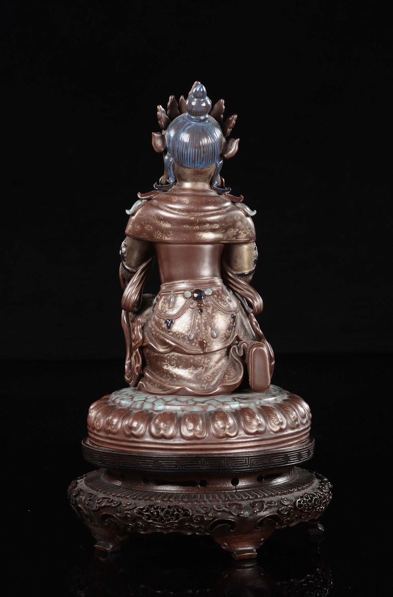Buddha inginocchiato in porcellana policroma, Cina, Dinastia Qing, XIX secolo