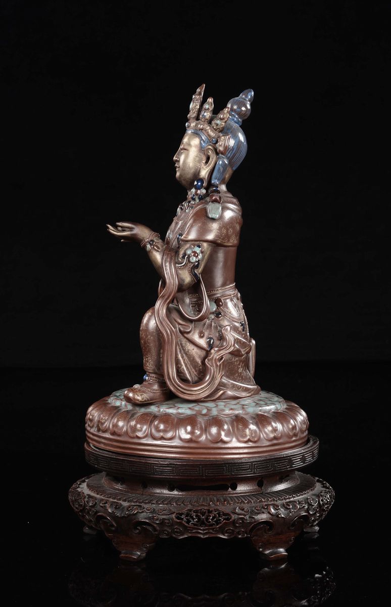 Buddha inginocchiato in porcellana policroma, Cina, Dinastia Qing, XIX secolo
