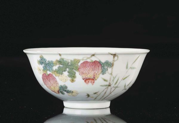 Ciotola in porcellana policroma con pesche, Cina, XX secolo