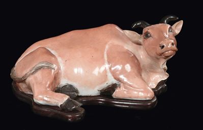 Cina, Dinastia Qing, Scultura in porcellana policroma raffigurante una mucca, fine XIX secolo