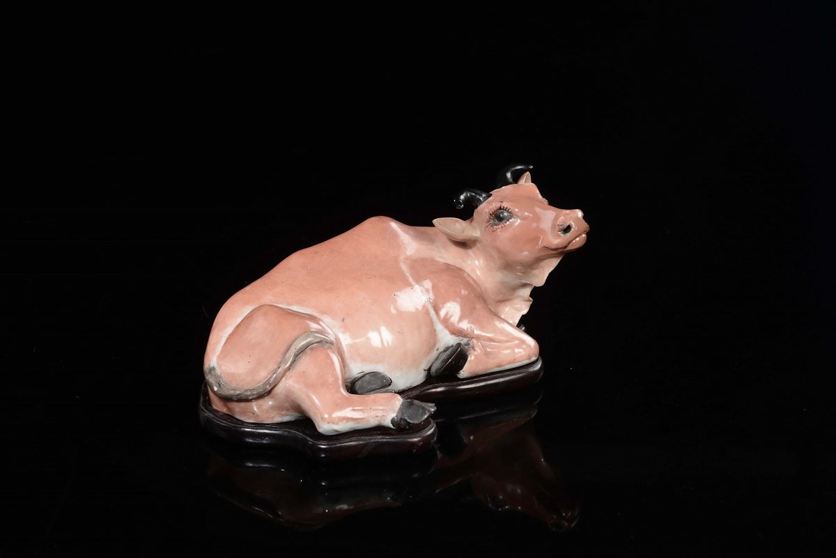 Cina, Dinastia Qing, Scultura in porcellana policroma raffigurante una mucca, fine XIX secolo