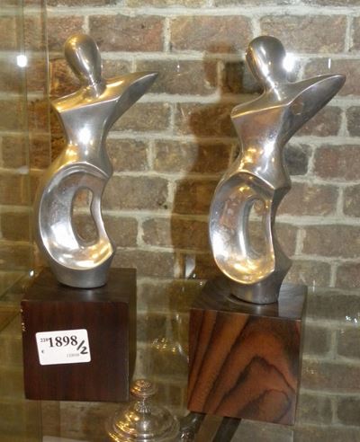 Coppia di Sculture in Alluminio con Base in Legno