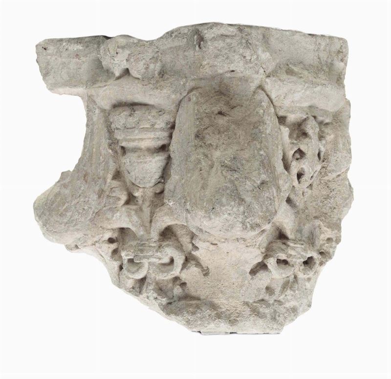Frammento di capitello in marmo con decori rinascimentali, XVI secolo  - Asta Antiquariato, Affidamenti da raffinate dimore private - Cambi Casa d'Aste