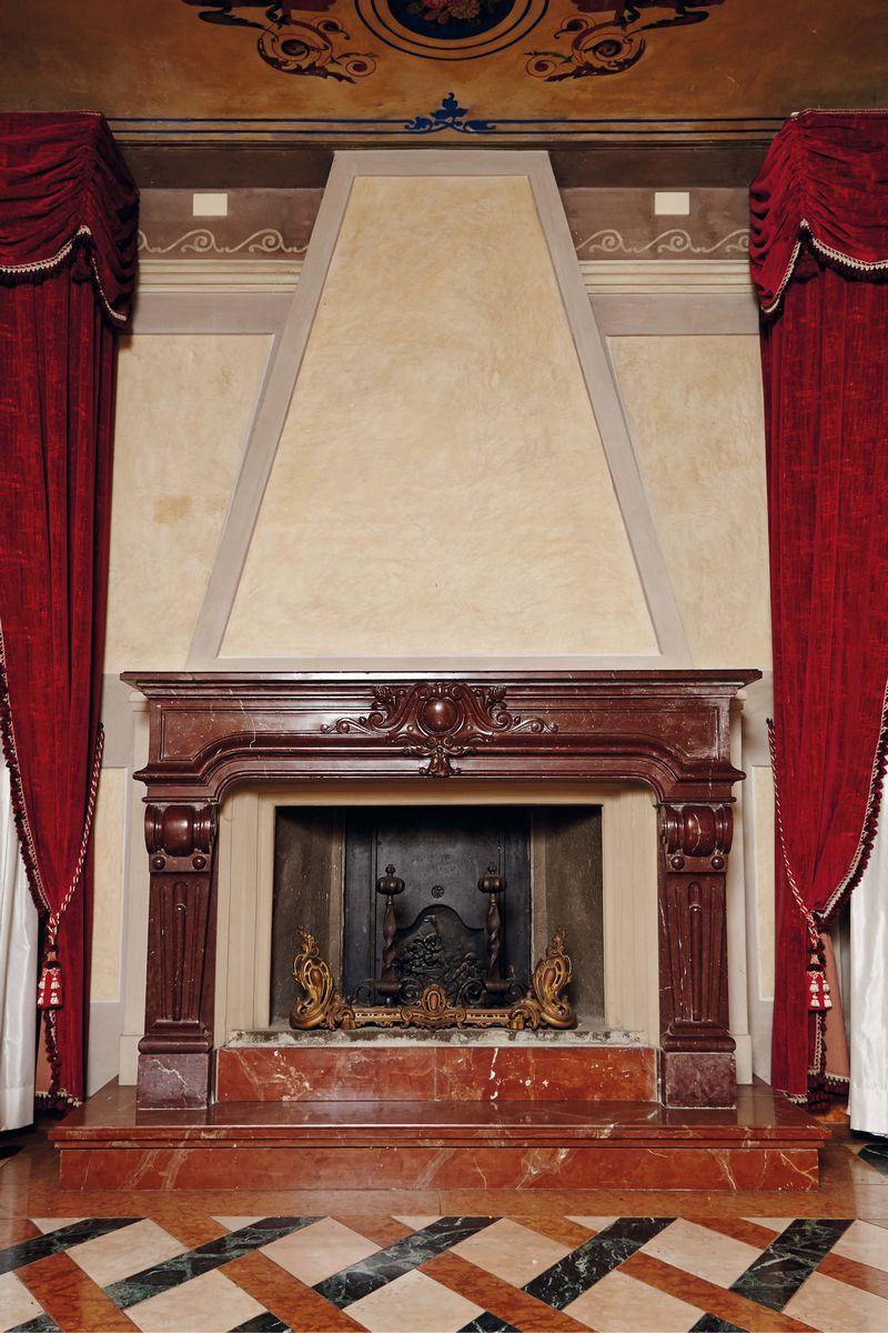 Camino in marmo bruno del Belgio, XVIII-XIX secolo  - Asta Antiquariato, Affidamenti da raffinate dimore private - Cambi Casa d'Aste