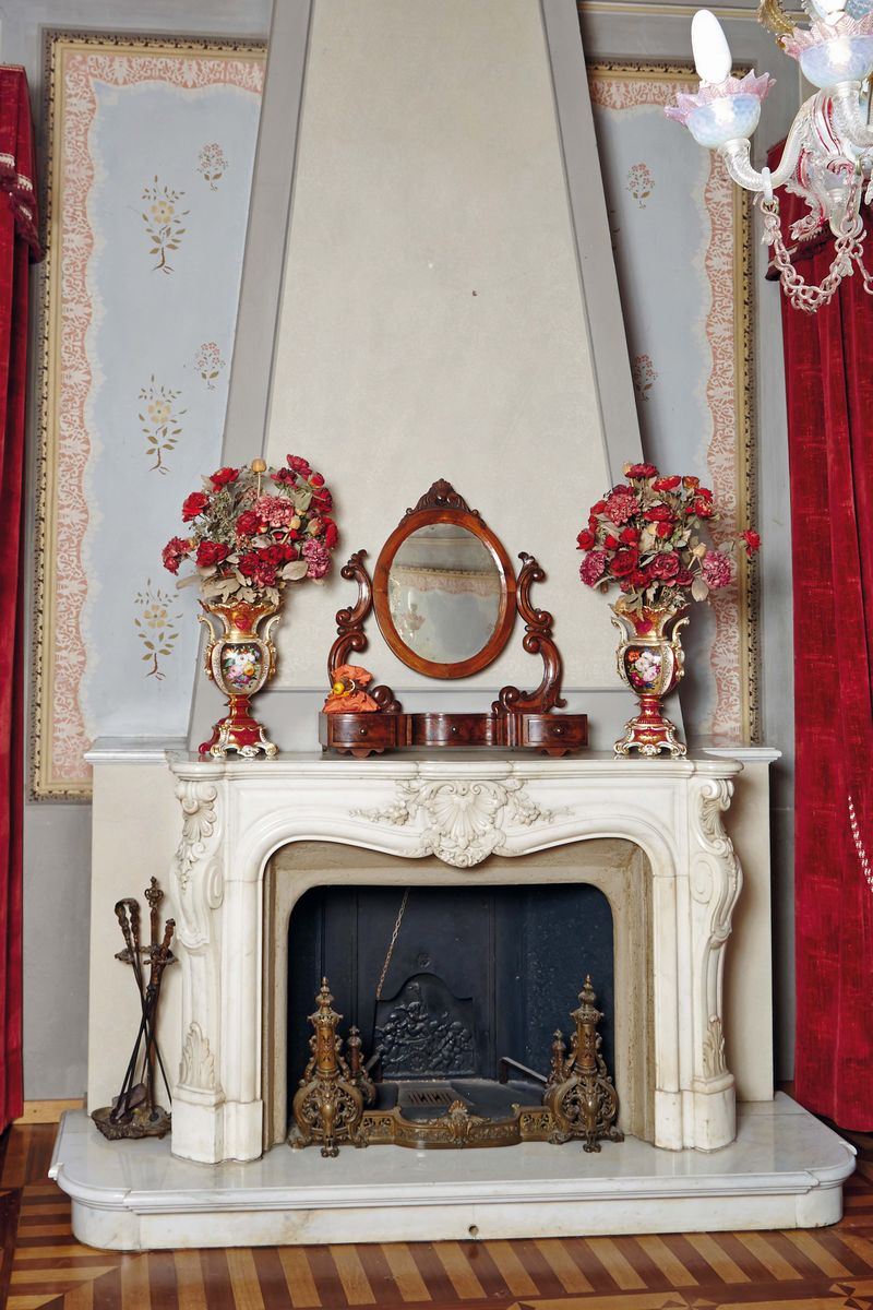 Camino in marmo bianco scolpito, XVIII-XIX secolo  - Asta Antiquariato, Affidamenti da raffinate dimore private - Cambi Casa d'Aste