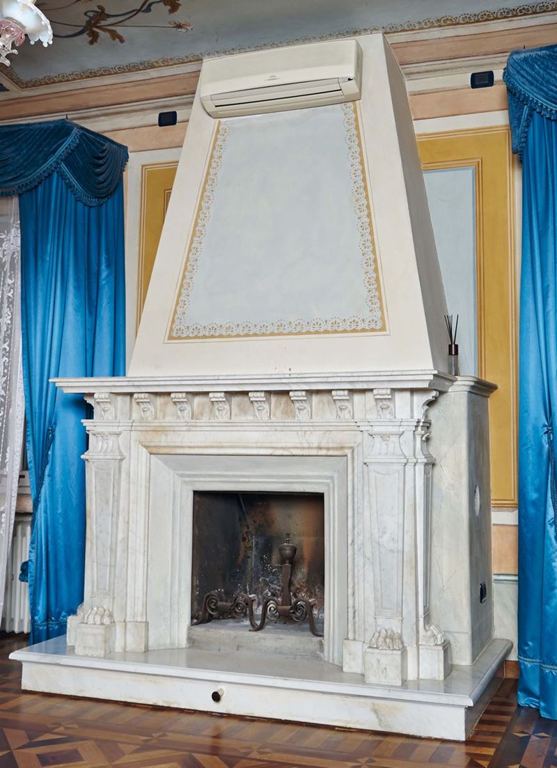 Camino in marmo bianco, XVIII-XIX secolo  - Auction Fine Arts from refined private house - Cambi Casa d'Aste