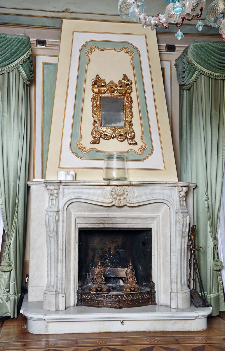 Camino in marmo bianco, XVIII-XIX secolo  - Asta Antiquariato, Affidamenti da raffinate dimore private - Cambi Casa d'Aste