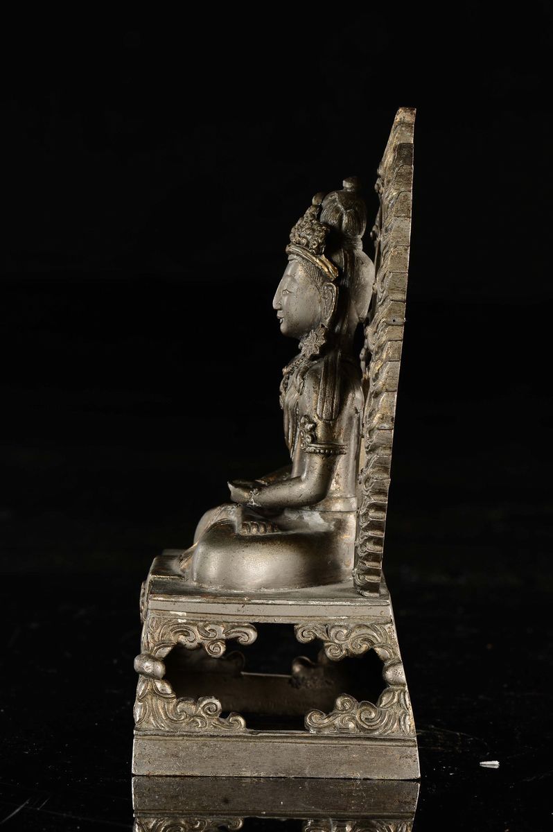 Cina, Dinastia Qing, Figura di Amitaya con aura in bronzo dorato, marca e periodo Qianlong (1736-...