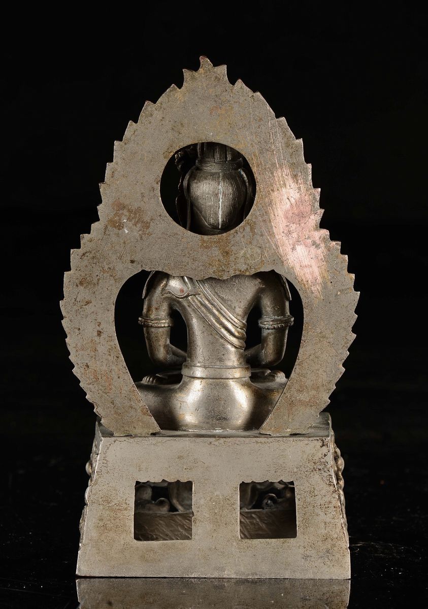 Cina, Dinastia Qing, Figura di Amitaya con aura in bronzo dorato, marca e periodo Qianlong (1736-...