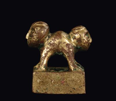 Piccolo Sigillo in Bronzo Dorato Sormontato da Animale Fantastico, Cina, Dinastia Qing, XIX Secol...