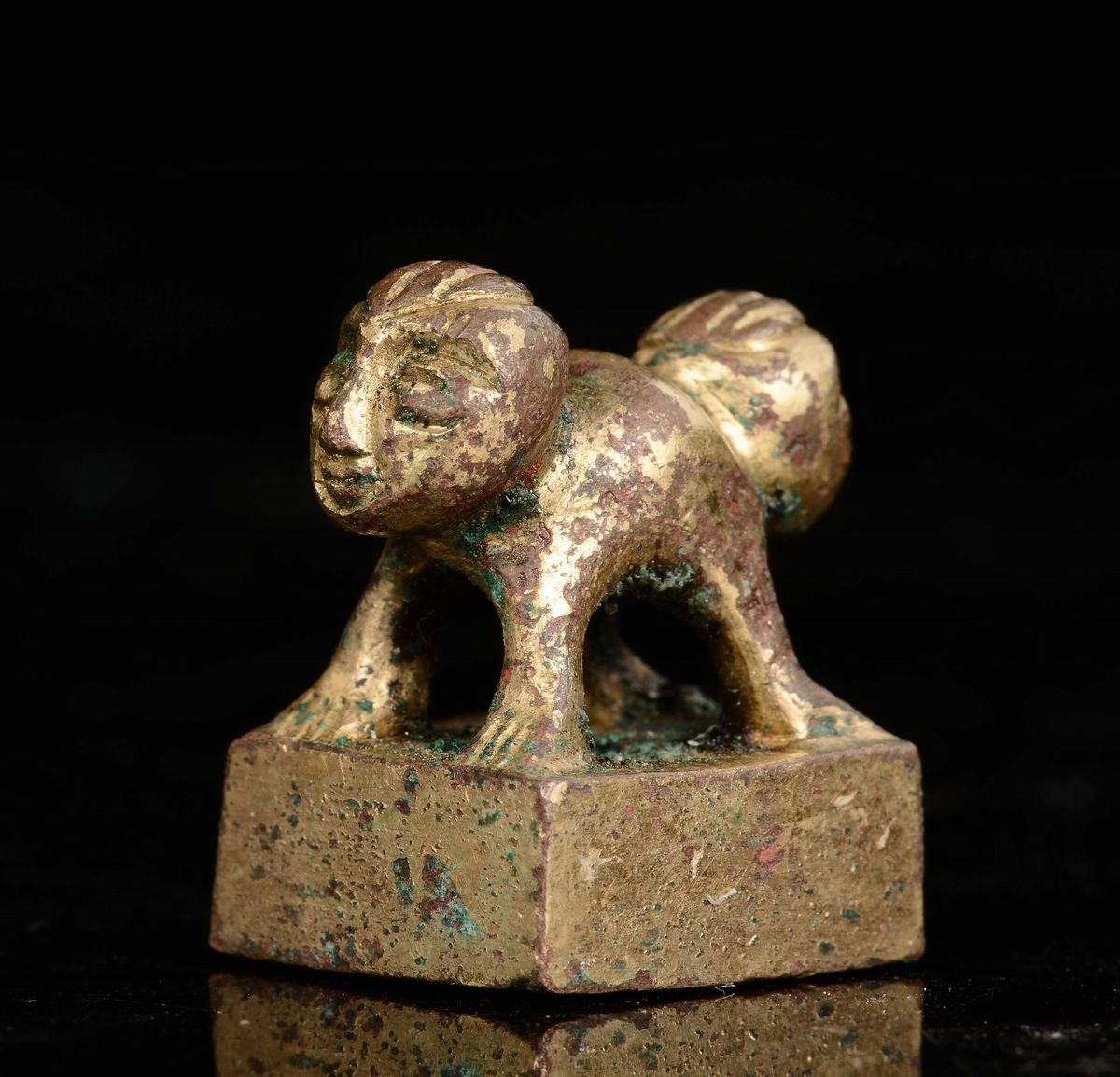Piccolo Sigillo in Bronzo Dorato Sormontato da Animale Fantastico, Cina, Dinastia Qing, XIX Secol...