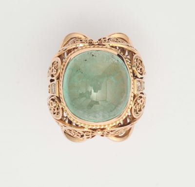 Anello Russo con Pietra Smeraldo Cabochon e Diamanti. Anni '30