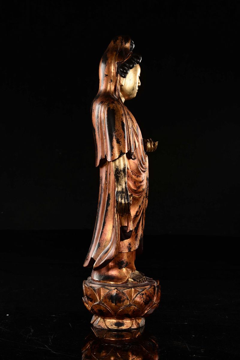 Cina, Dinastia Qing, Grande Guanyin eretta su fiore di loto in legno laccato, XVIII secolo