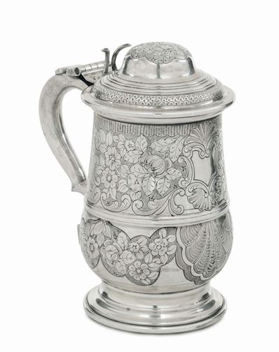 Tankard in Argento Cesellato con Elementi Floreali e Conchiglia