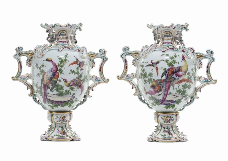 Coppia di vasi Luigi Filippo in porcellana policroma  - Asta Arredi dalle dimore degli eredi Ercole Marelli e altre provenienze - Cambi Casa d'Aste