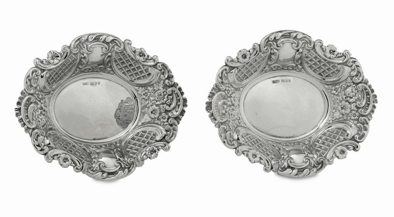 Coppia di vassoietti inglesi in argento, Londra 1876  - Asta Argenti da Collezione Italiani ed Europei - II - Cambi Casa d'Aste
