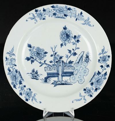 Piatto in Porcellana Bianca e Blu con Decoro di Rose Entro Giardino, Cina, Inizio XX Secolo