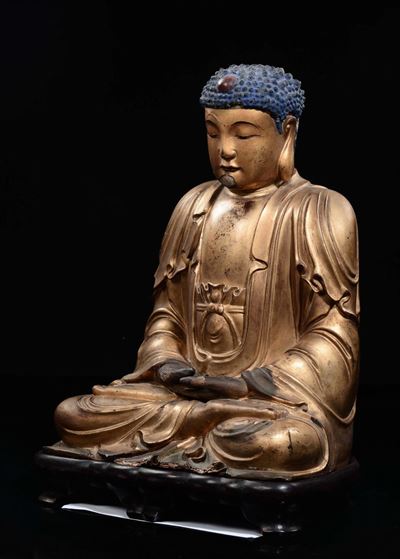 Scultura in legno laccato e dorato raffigurante Buddha seduto, Cina, Dinastia Qing, fine XVII sec...