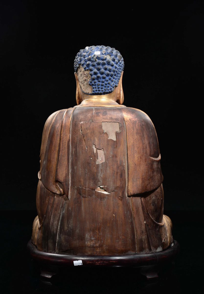 Scultura in legno laccato e dorato raffigurante Buddha seduto, Cina, Dinastia Qing, fine XVII sec...