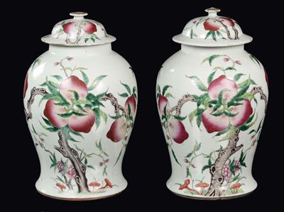 Cina, Coppia di potiches con coperchio in porcellana policroma decorata con pesche, Dinastia Qing...