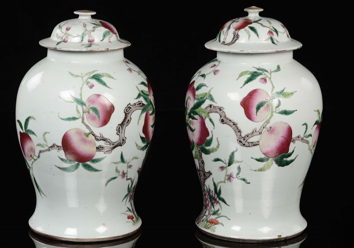 Cina, Coppia di potiches con coperchio in porcellana policroma decorata con pesche, Dinastia Qing...