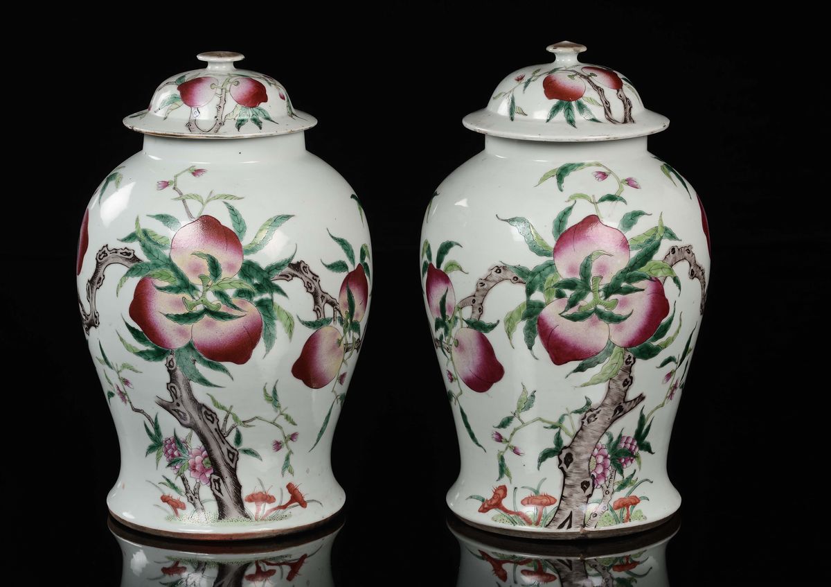 Cina, Coppia di potiches con coperchio in porcellana policroma decorata con pesche, Dinastia Qing...