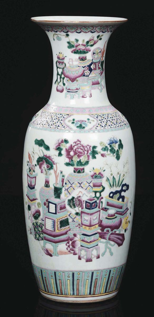 Vaso in porcellana policroma con nature morte di vasi con fiori, Cina, XX secolo