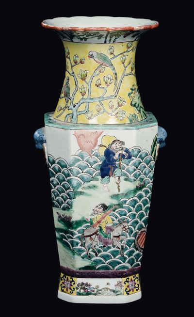 Vaso in Porcellana a Smalti Policromi con Raffigurazioni di Personaggi e Volatili su Rami di Pesc...